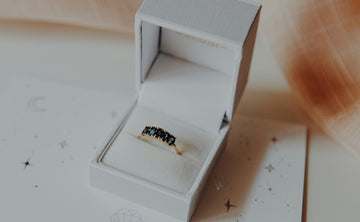 Anillos de compromiso sin diamantes que no pasarán desapercibidos