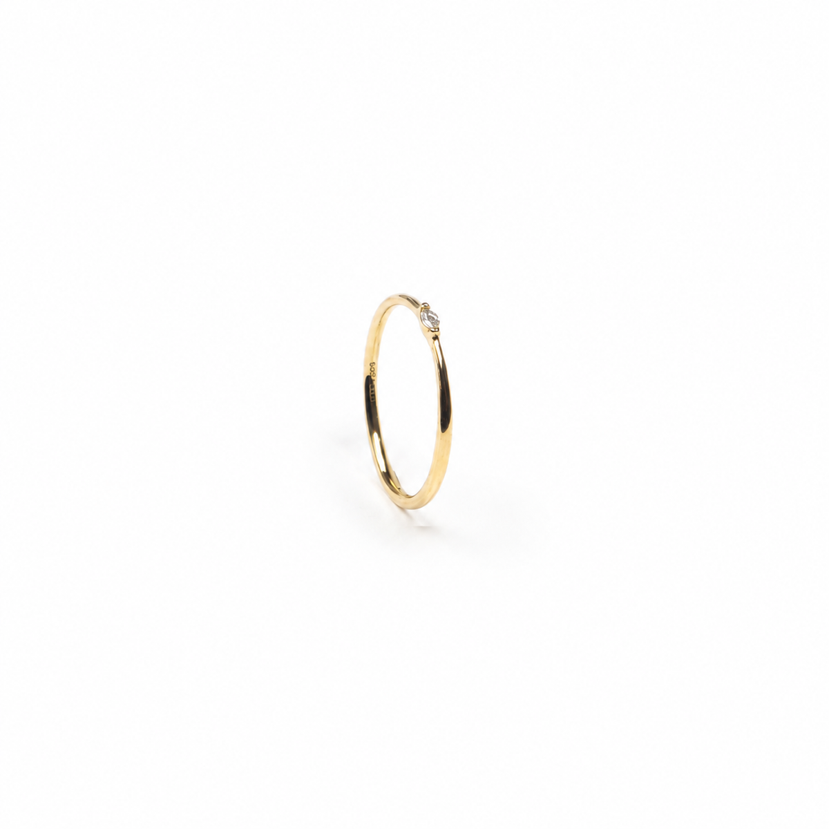 Anillo de diamante en oro amarillo de 14K, vista frontal
