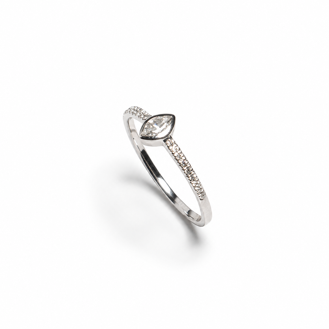 Anillo de Diamante Talla Navette y Diamantes en Oro Blanco de 14K