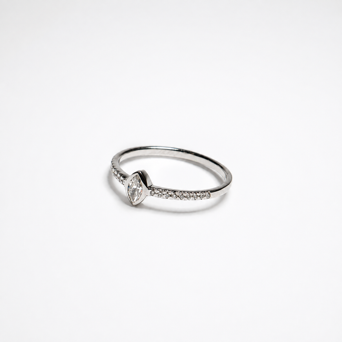 Anillo de Diamante Talla Navette y Diamantes en Oro Blanco de 14K