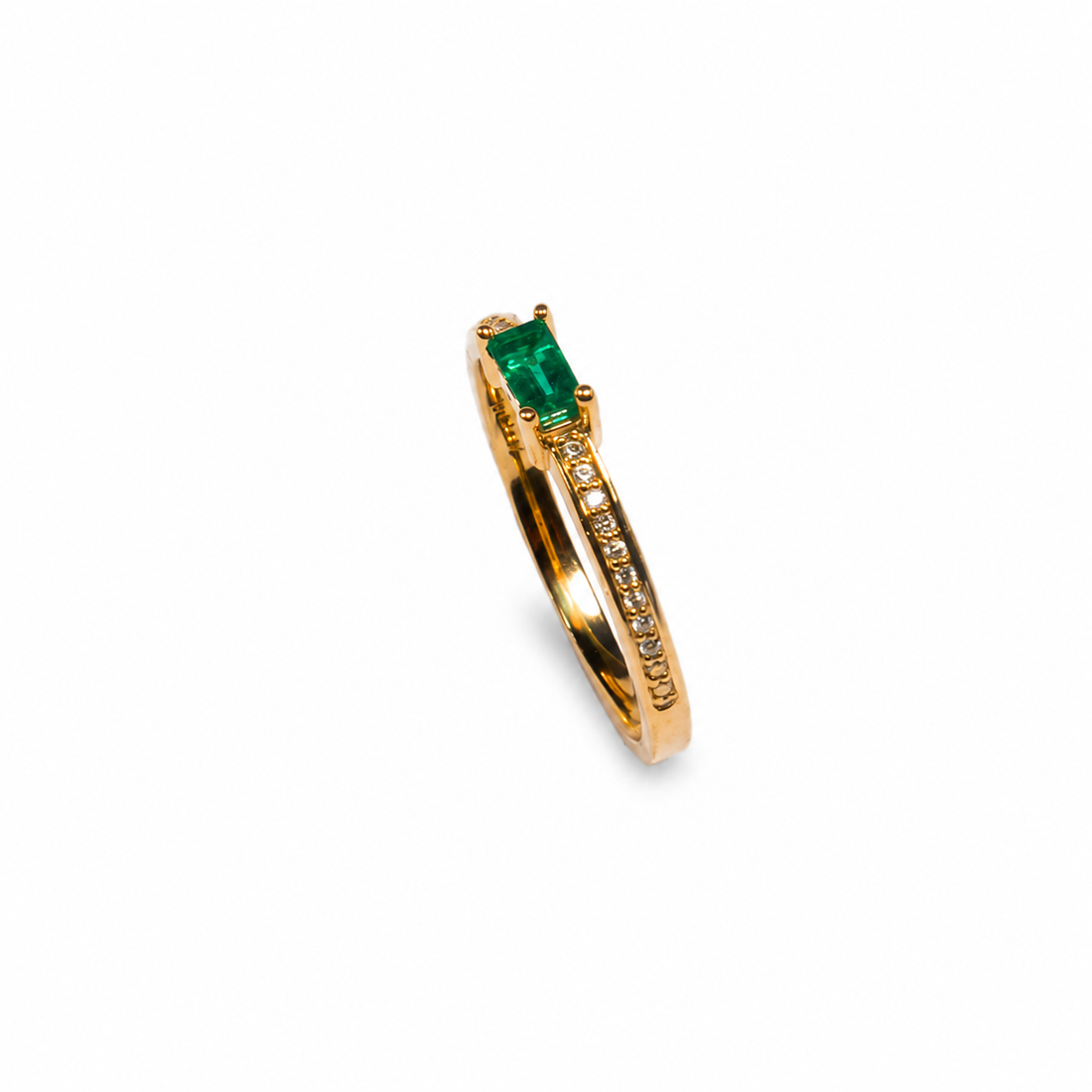 Anillo de Esmeralda y Diamantes en Oro Amarillo de 14K