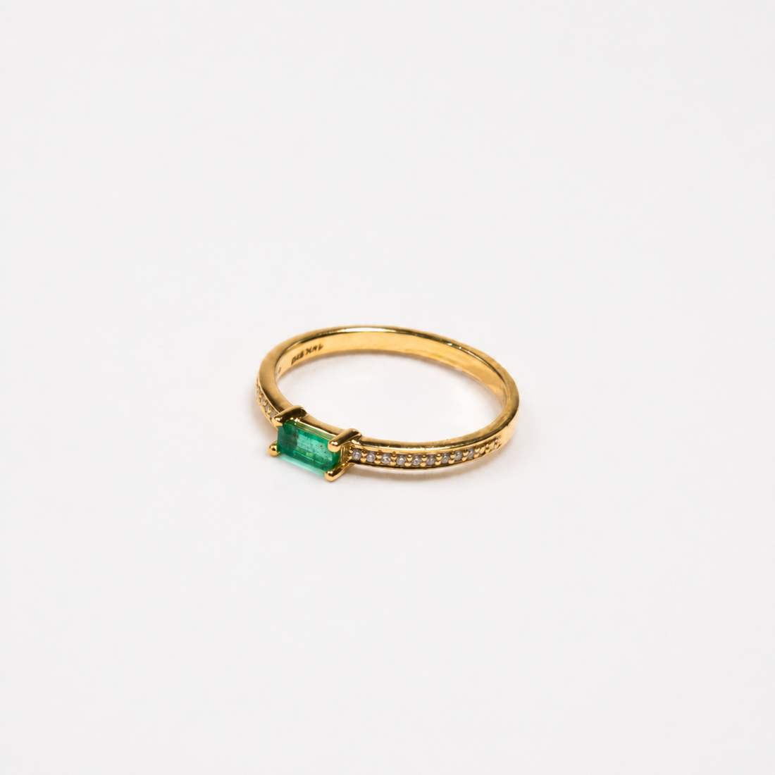 Anillo de Esmeralda y Diamantes en Oro Amarillo de 14K