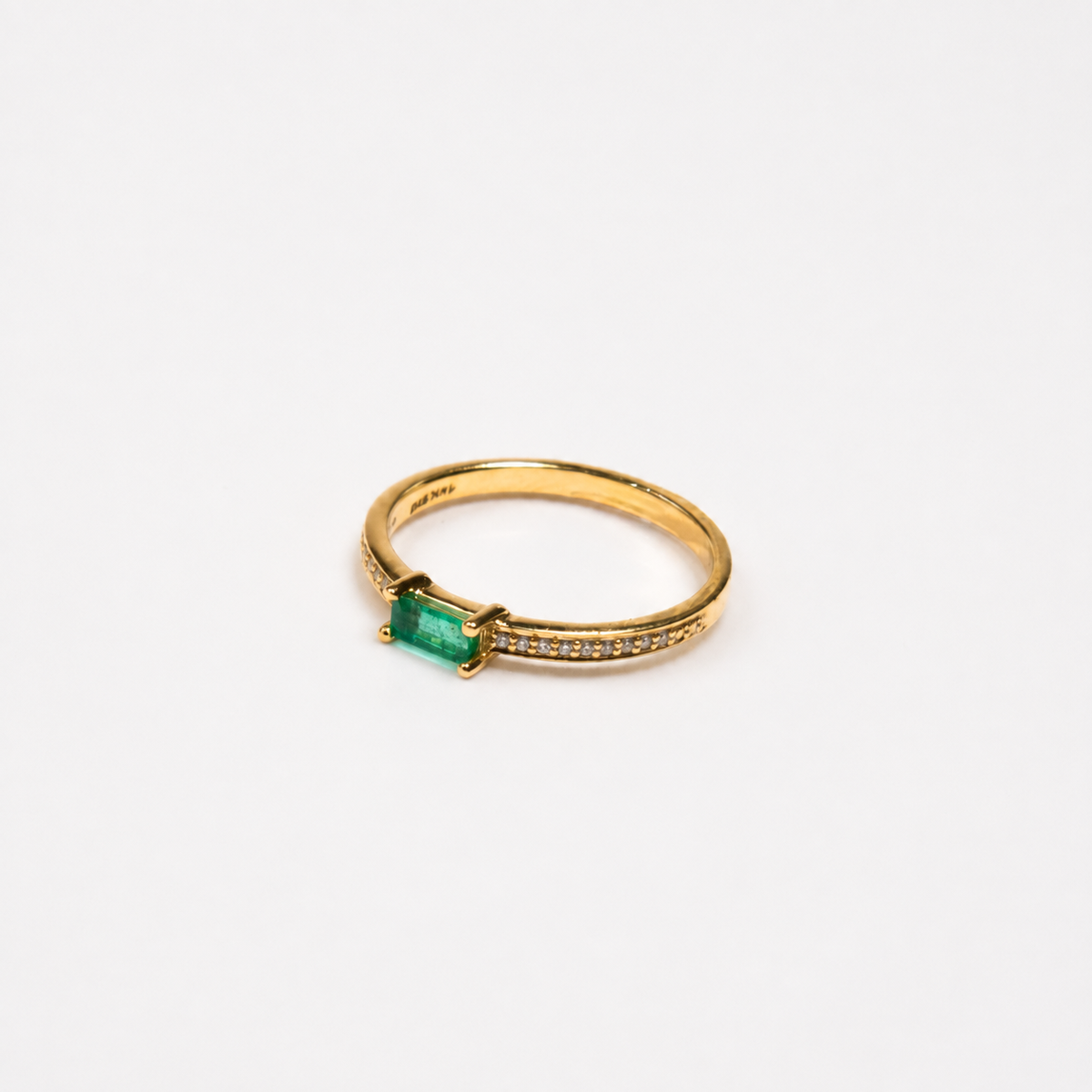 Anillo de Esmeralda y Diamantes en Oro Amarillo de 14K, vista alternativa