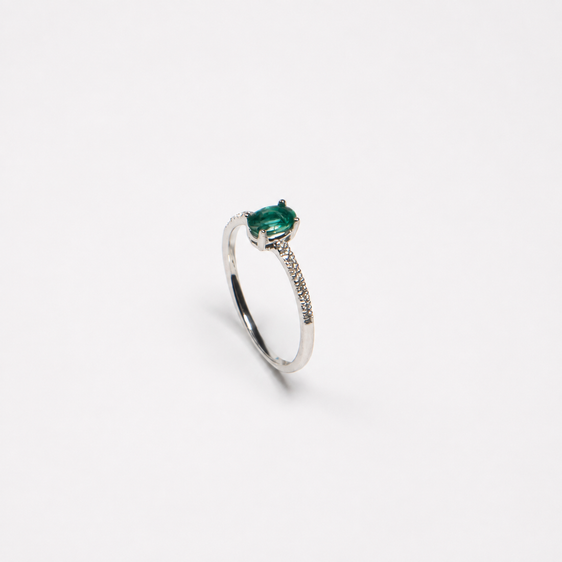 Anillo de Esmeralda y Diamantes en Oro Blanco de 14K