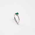 Anillo de Esmeralda y Diamantes en Oro Blanco de 14K