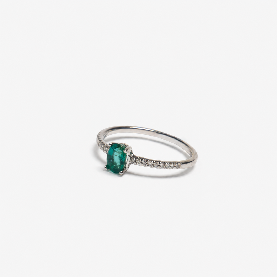 Anillo de Esmeralda y Diamantes en Oro Blanco de 14K