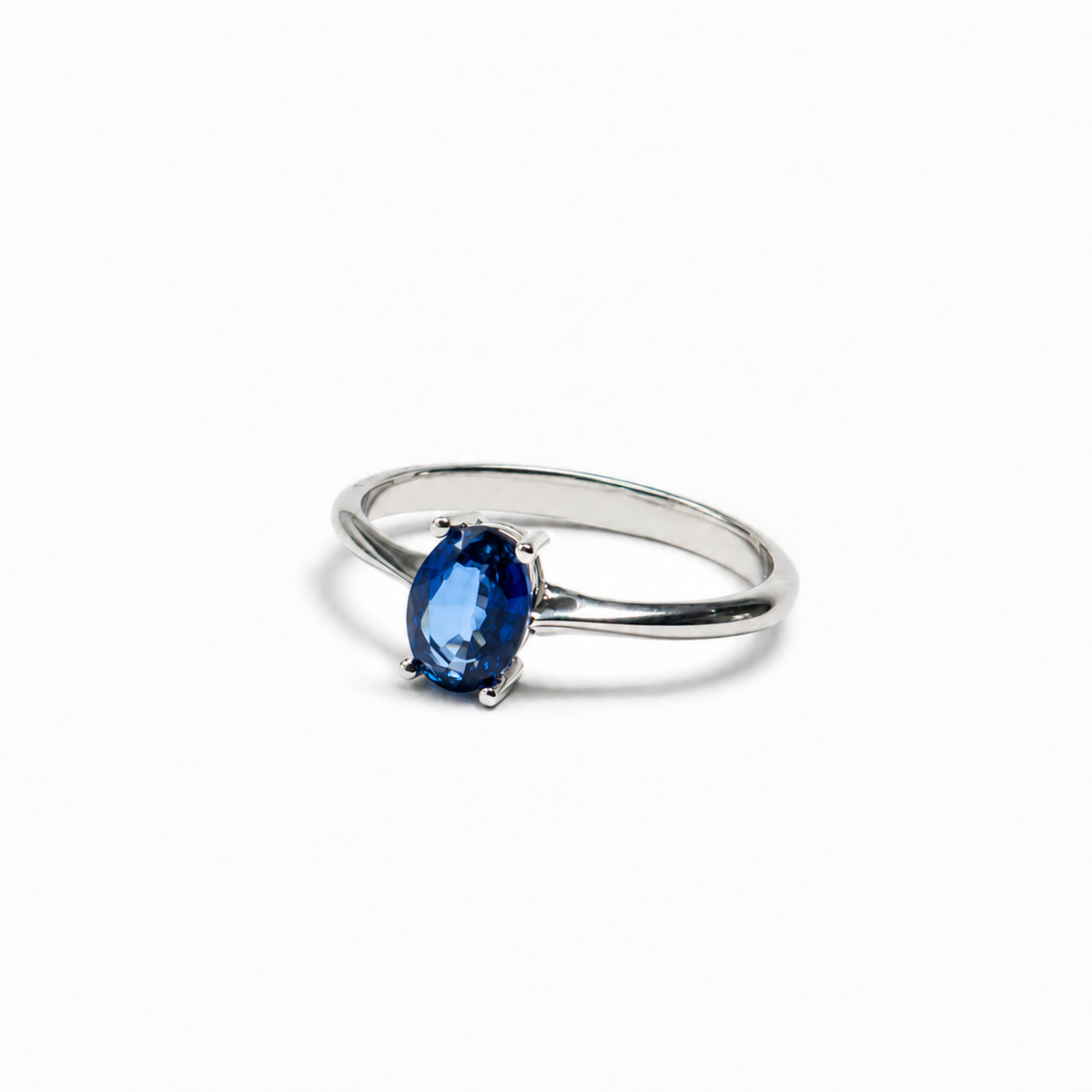 Anillo de Zafiro Azul en Oro Blanco de 14K