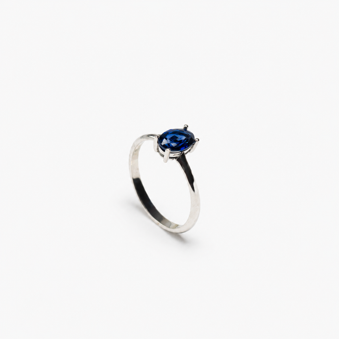 Anillo de Zafiro Azul en Oro Blanco de 14K
