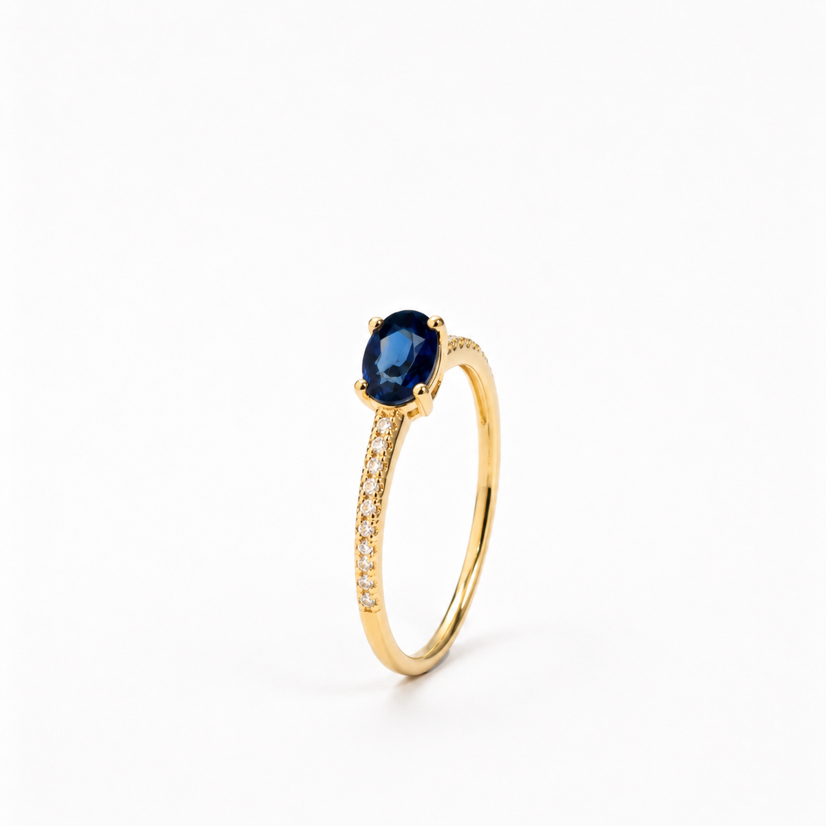 Anillo de Zafiro Azul y Diamantes en Oro Amarillo de 14K