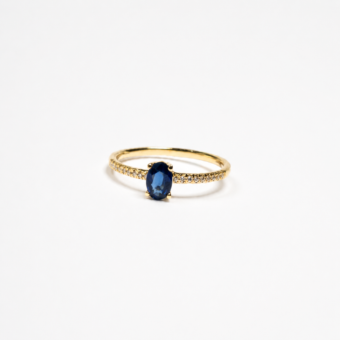 Anillo de Zafiro Azul y Diamantes en Oro Amarillo de 14K