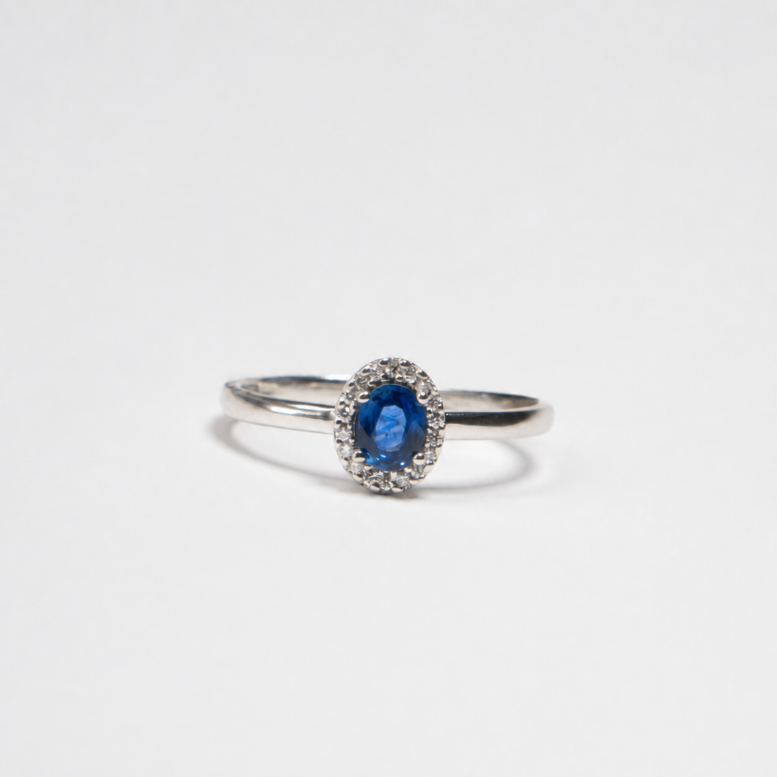 Anillo de Zafiro Azul y Diamantes en Oro Blanco de 14K