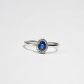 Anillo de Zafiro Azul y Diamantes en Oro Blanco de 14K