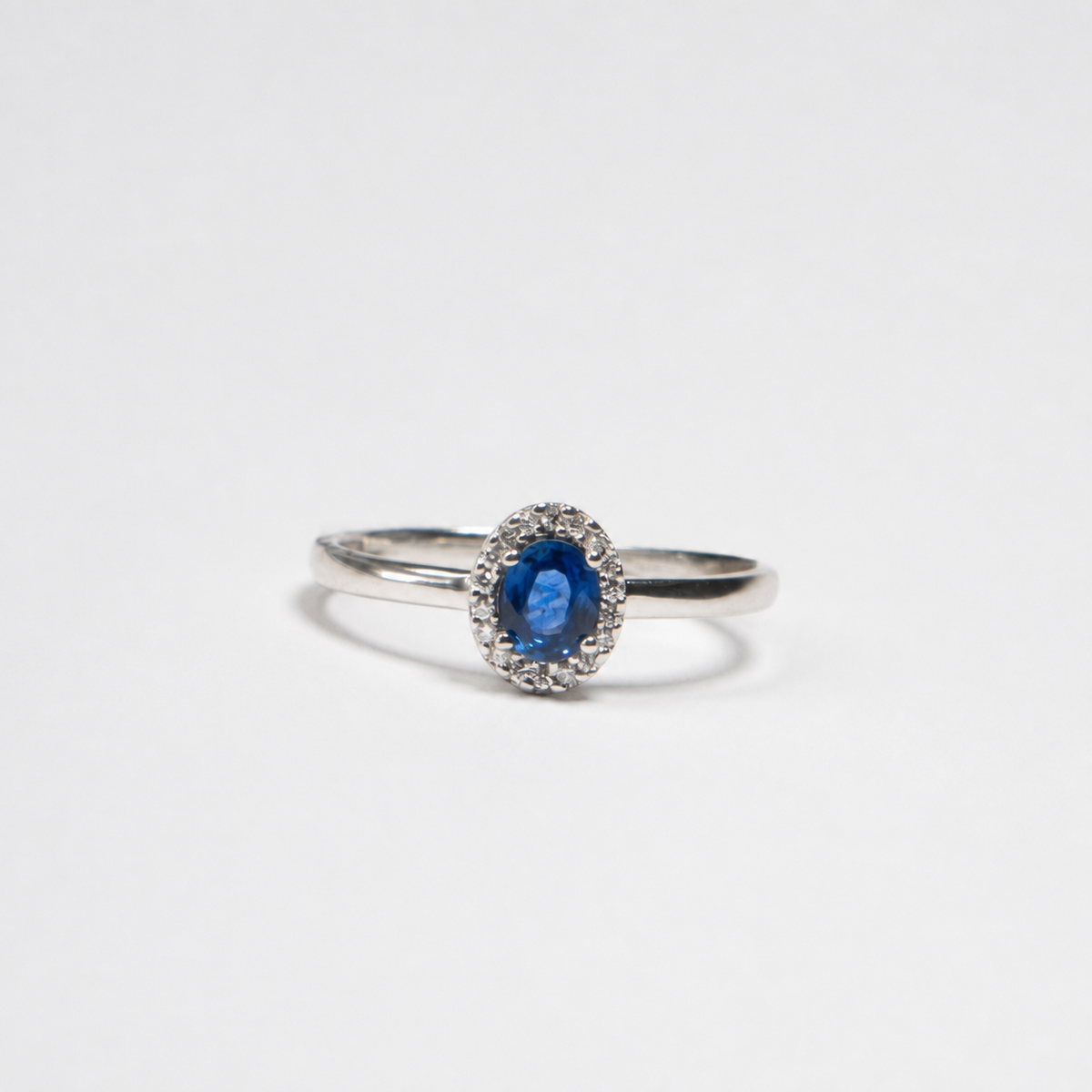 Anillo de Zafiro Azul y Diamantes en Oro Blanco de 14K