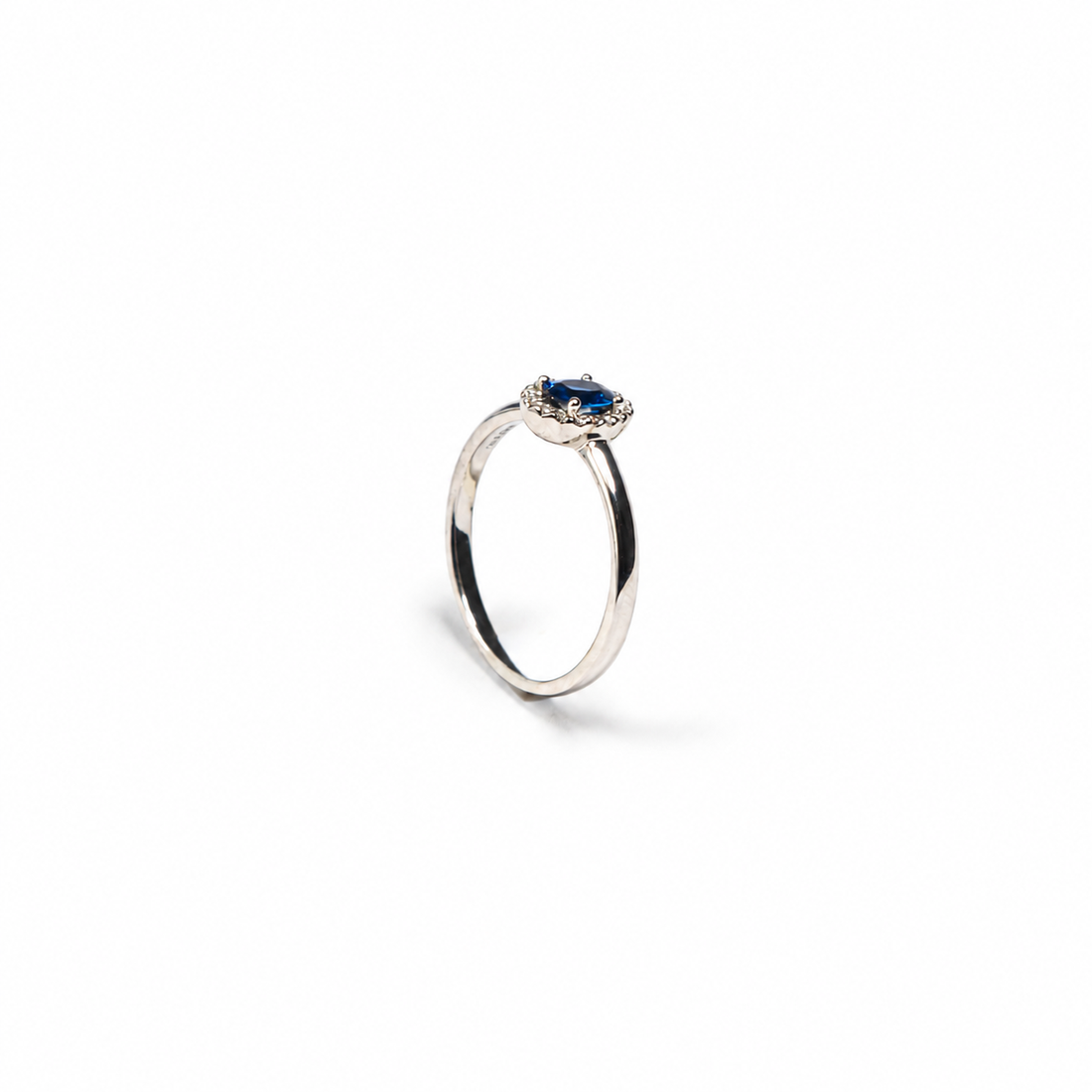 Anillo de Zafiro Azul y Diamantes en Oro Blanco de 14K