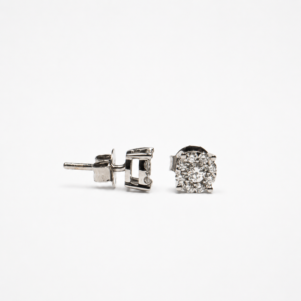 Aretes de Diamantes en Oro Blanco de 14K, vista alternativa