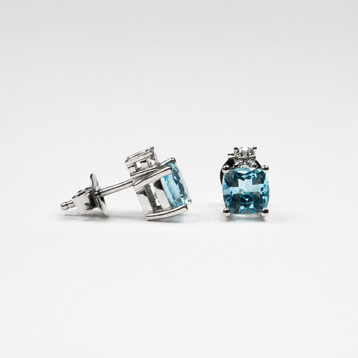 Aretes de Topacio Azul y Diamantes en Oro Blanco de 14K, vista alternativa