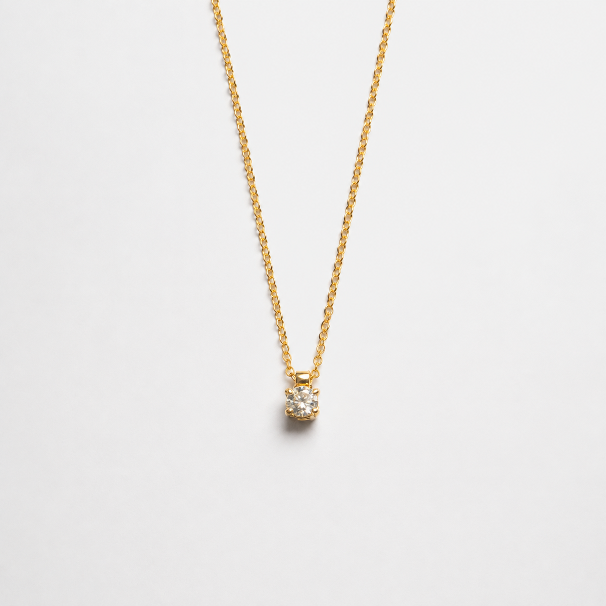 Collar con Dije de Diamante en Oro Amarillo de 14K
