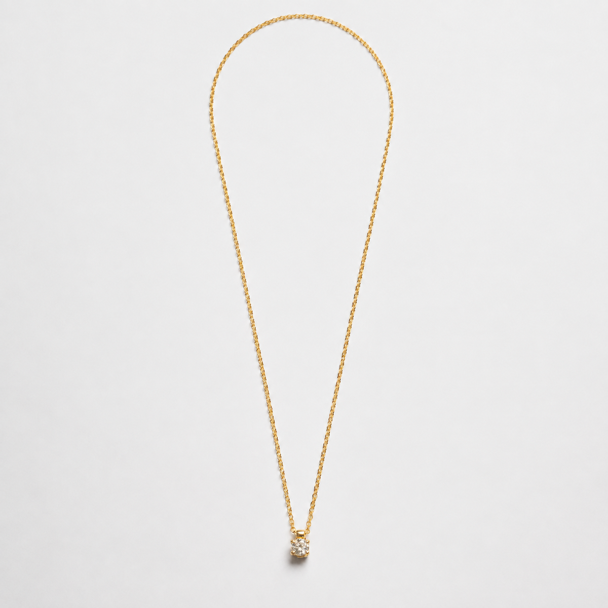 Collar con Dije de Diamante en Oro Amarillo de 14K, vista alternativa