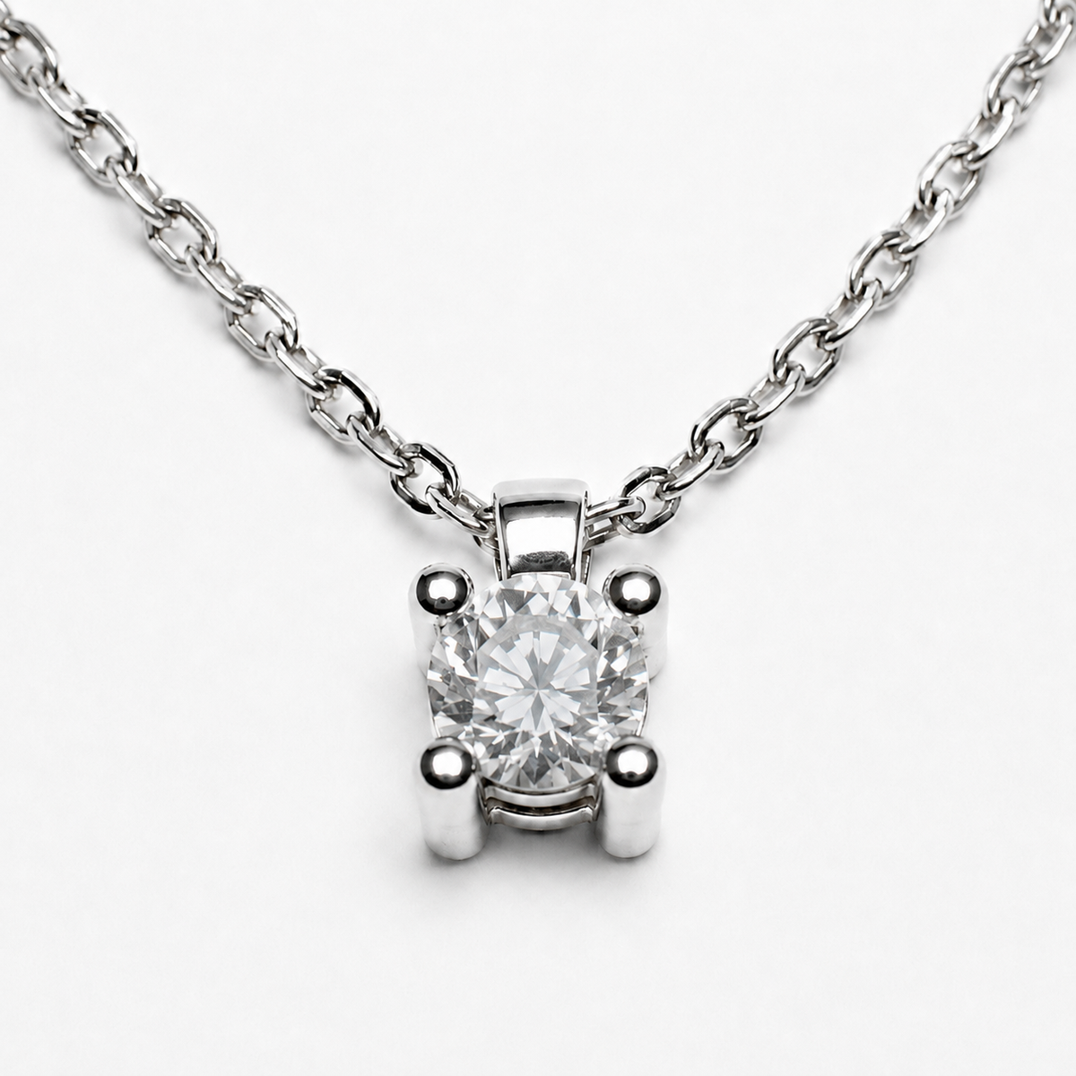 Collar con Dije de Diamantes en Oro Blanco de 14K, vista alternativa