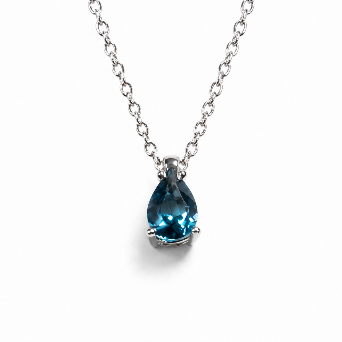 Collar con Dije de Topacio London Blue en Oro Blanco de 14K