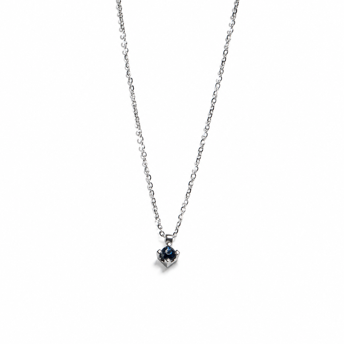 Collar con Dije de Zafiro Azul en Oro Blanco de 14K, vista alternativa